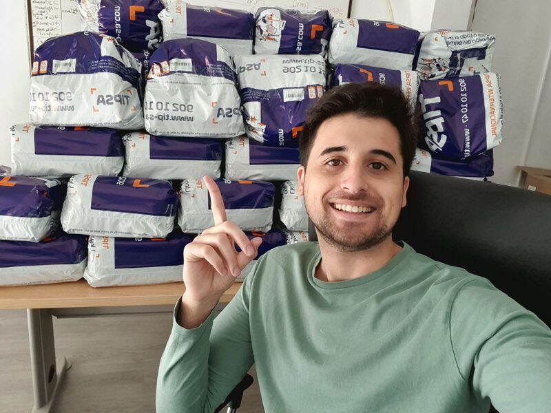 Manuel celebrando un envío de pedidos del e-commerce