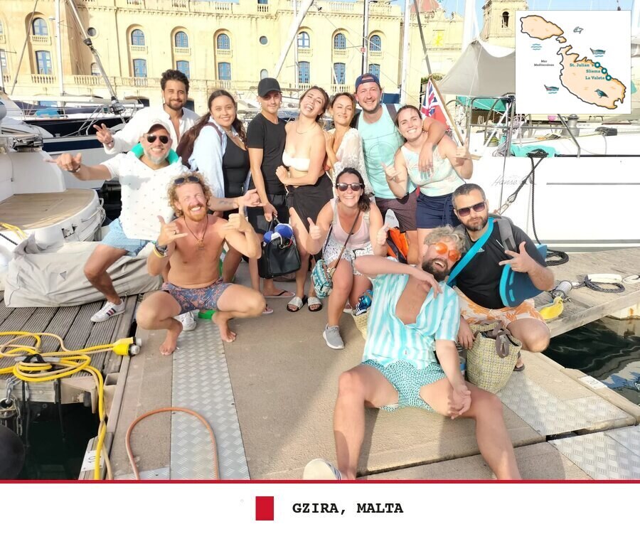 El equipo de Capital Solutions en el puerto de Gzira, Malta, con el mapa de la isla y Gzira, Malta rotulados